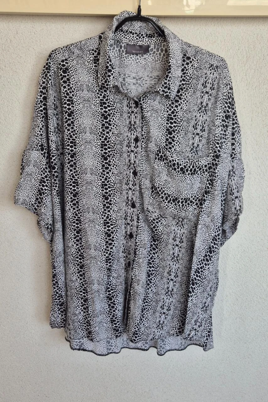 Camisa color blanco y negro